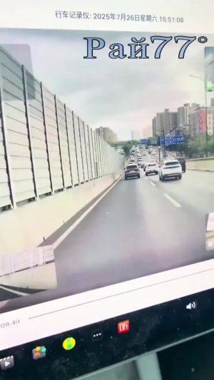 Лобовое столкновение автомобилей попало на видео в КНР
