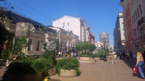 Москва, Старый Арбат - ландшафтный дизайн и благоустройство городского пространства, лето 2025