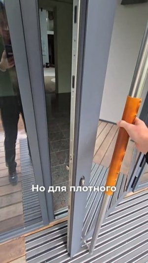 Дверь в загородном офисе