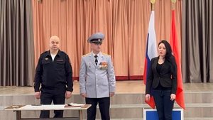 В школе Фрунзенского района на вручении первых погон юным кадетам.