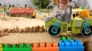 Игра в полицейскую машину с забавными динозаврами | Бибо играет с игрушечными машинками и животными