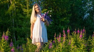 Девушка в коротком платье на фотосессии в лесу