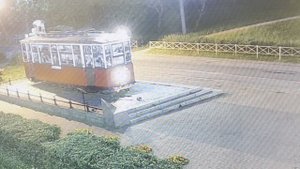 Вандалы крушат памятник «Блокадному трамваю» на проспекте Стачек в Петербурге.