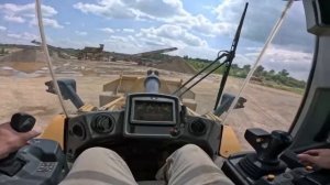 CAT 972M  погрузчик  грузит  грузовиков