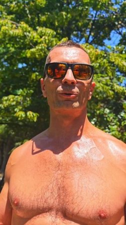 **🔥❄️ Крайности закаляют!**  
🌞 Жара или мороз —  
💪 нам всё по плечу!