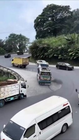 Дорожное движение в Индии, обстановка.

На этом видео обгонов больше, чем за весь сезон Формулы-1.