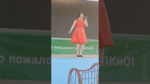 Карина Кьют на дискотеке "Серебряный вечер" для любителей музыки и танцев в стиле ретро в ЦПКиО