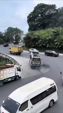 Дорожное движение в Индии, обстановка.

На этом видео обгонов больше, чем за весь сезон Формулы-1