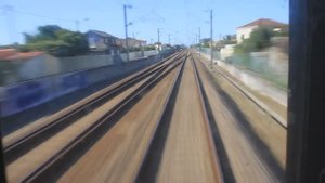 Вид из задней двери последнего вагона поезда в Португалии.