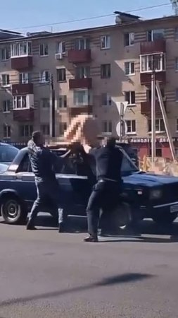 🙈В Солнечногорске полностью раздетая дама решила станцевать на крыше автомобиля🙈