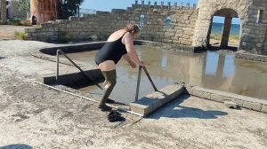 Это просто сплошной экстрим для всех. Но участники такого  грязного купания довольны.