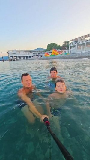 **🌅 5:00 — наш час силы!**  
💪 Сегодня с Мишей и Георгием:  
🌊 Тёплое море + 💦 холодный бассейн