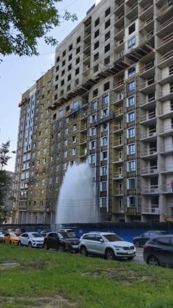 💦Из-за прорыва трубы затопило улицу Багрицкого в Можайском районе Москвы💦