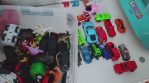 Играем в разноцветные машинки в детской комнате и складываем их в контейнер для игрушек