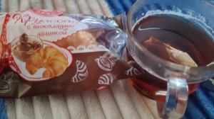 Деревенский перекус чай и круассан, уют в деревне