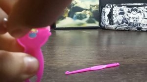 плетём браслет на рогатке, для начинающих.