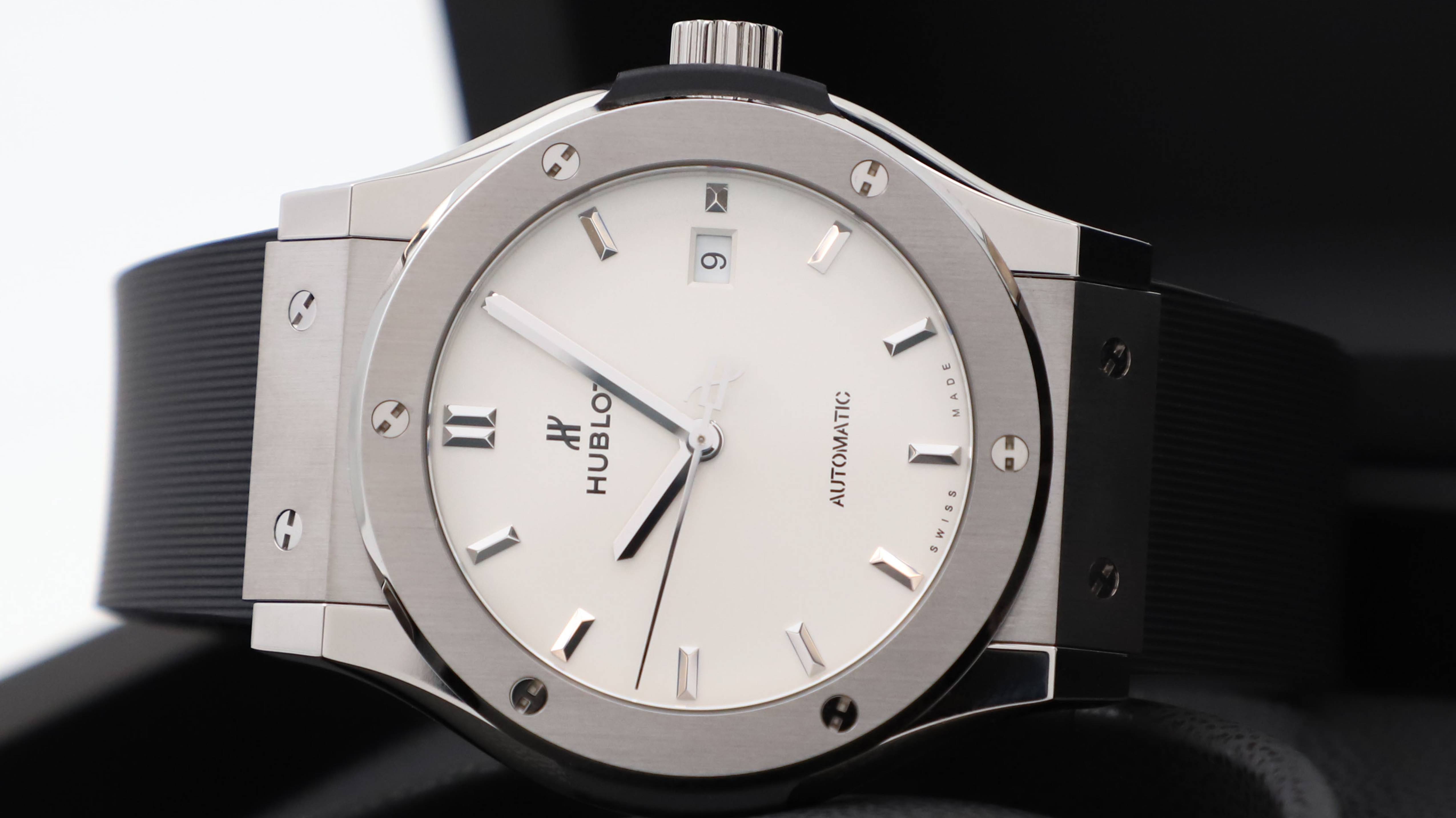 Hublot Classic Fusion Titanium Opalin 42 mm 542.NX.2611.RX смотреть онлайн