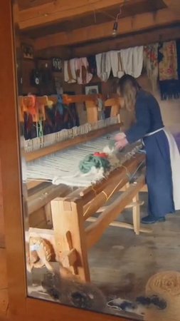 Древний процесс производства одеял из овечьей шерсти