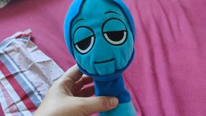 играем в мягкую игрушку синего спрунки