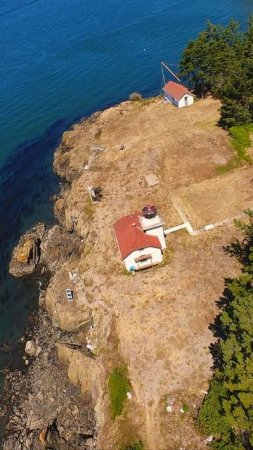 🌊 Захватывающий вид с воздуха на маяк острова Бэрроуз 🛩️
Снято на DJI Avata • Наследие