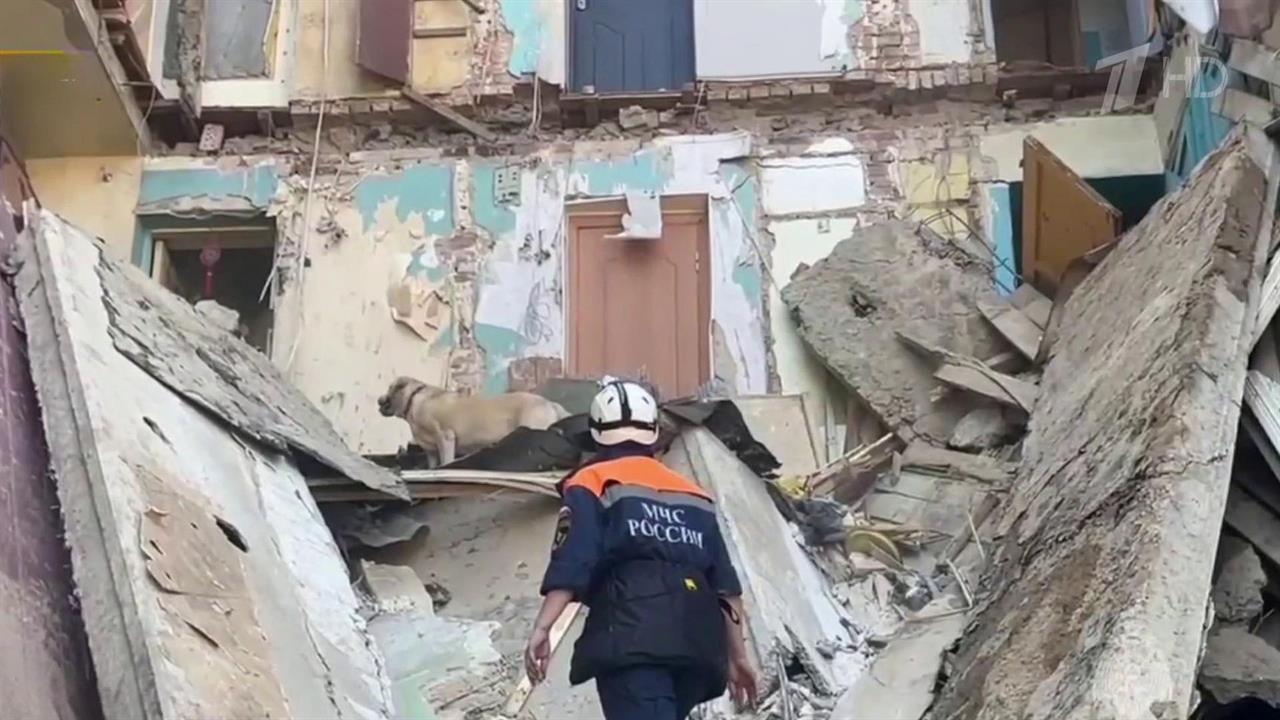 В Астрахани увеличили группировку спасателей на месте обрушения части жилого дома