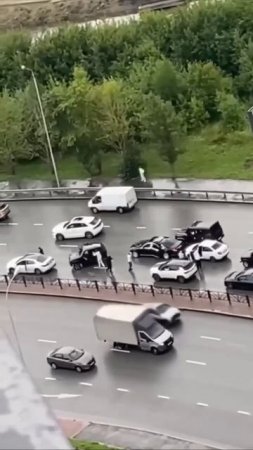 На центральной дороге Екатеринбурга бородачи перекрыли несколько полос для того, чтобы поплясать ...