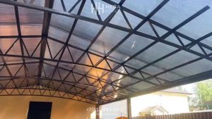 Двускатный навес из сотового поликарбоната с арочным низом фермы