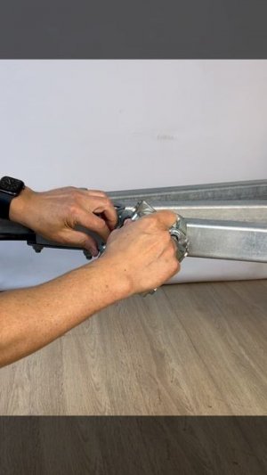 Установка поворотного хомута опорного колеса автоприцепа на дышло #курганскиеприцепы