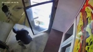 За 4 минуты 9 банок энергетика украли их уличного холодильника двое парней в Армавире