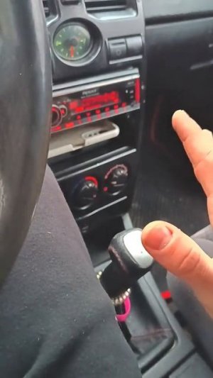 Ты: нервничаешь на первом уроке вождения, но стараешься не подавать виду.

Как тебя видит инструктор