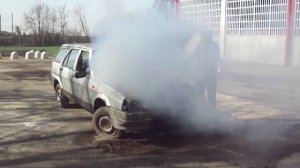 Тушение автомобиля огнетушителем РАФ-100П