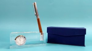 Пресс-папье из стекла с часами и подставкой под ручку