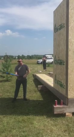 Бьем кувалдой по СИП-панели. Проверка на прочность.
