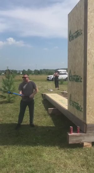 Бьем кувалдой по СИП-панели. Проверка на прочность.