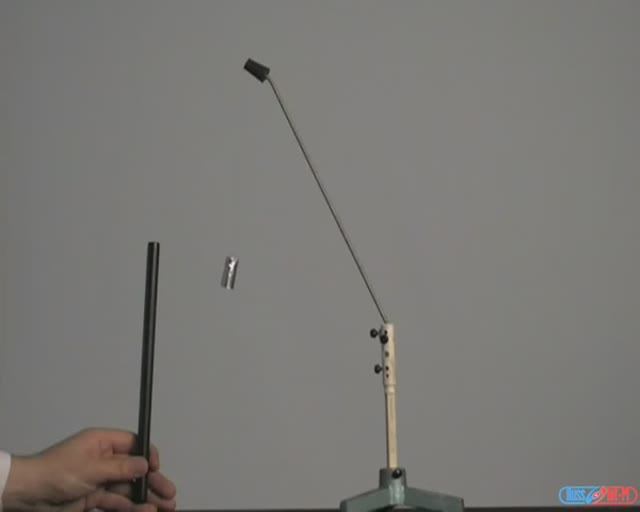 Физика. Опыты. Взаимодействие проводника с заряженной палочкой смотреть онлайн