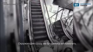 Появились кадры падения бабушки с эскалатора в воронежском ТЦ