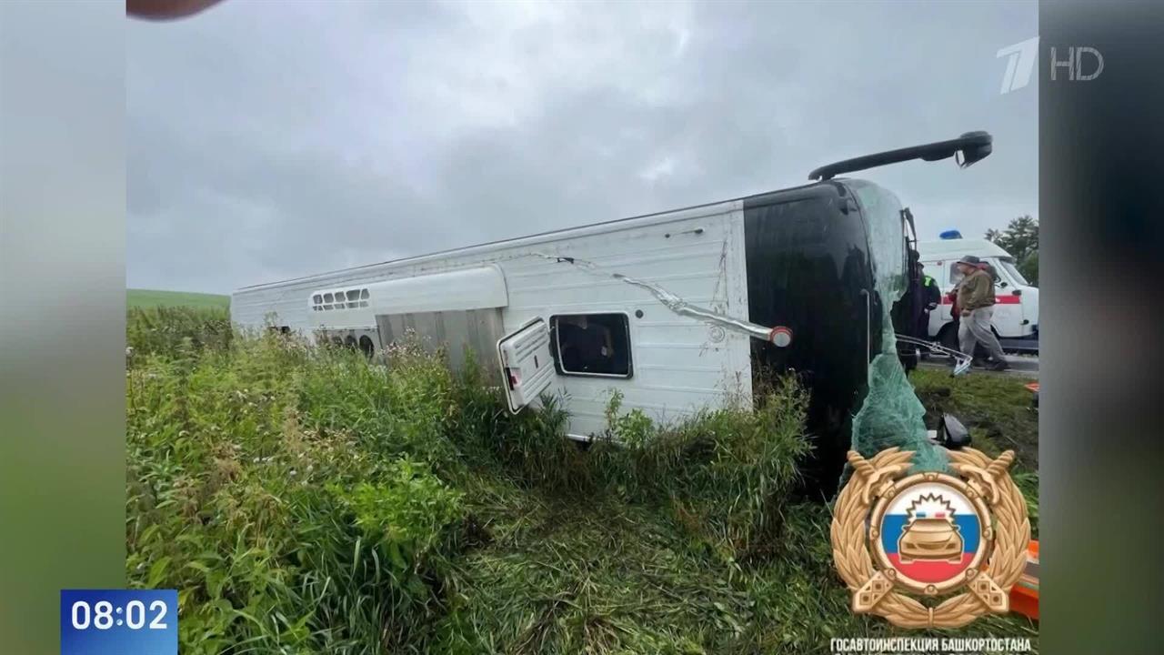 Автобус с 40 пассажирами из Ижевска перевернулся в Башкирии: кадры с места ДТП
