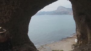 Грот "Эолова арфа" (Судак, Крым) - сквозной проход в горе.
