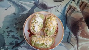 Бутерброды с яйцом и авокадо.