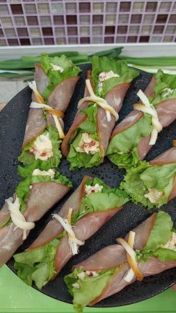 Рулетики из ветчины с сыром, чесноком и сладким перцем