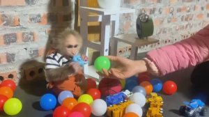 Обезьянка лапатушка играет с мамой игрушками Кусает сначала деточка