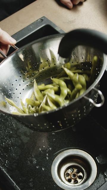 Что съесть перед сном чтобы утром не проснуться с лицом как воздушный шарик? Читай в описании