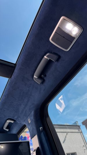 Range Rover - перетянули потолок, шторку, козырьки и все стойки с использованием алькантары