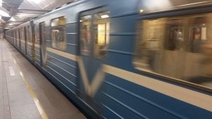 вагон метро серии "Ема-502" отправляется от "площади мужества"