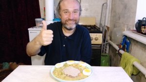 на обед вчерашний обед. и Рыжуля тоже нарисовался. мукбанг. обжор. еда на камеру. диета. шизофрения.