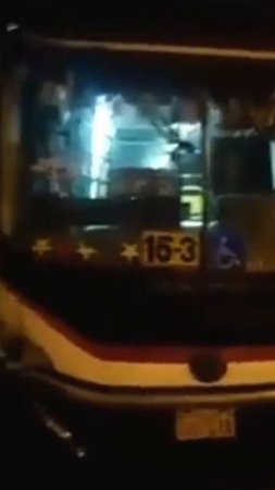 Настоящий призрачный автобус. Автобус пустой, мигает свет, кто-то пытается его завести...