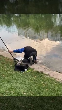 🐟Мужчина на Чистых прудах поймал крупного карпа🐟