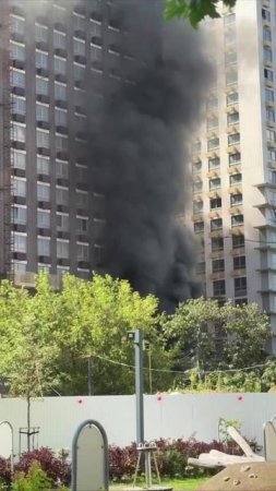 🔥15 человек оказались заблокированы в горящем здании на Большой Академической, где ведётся ремонт🔥