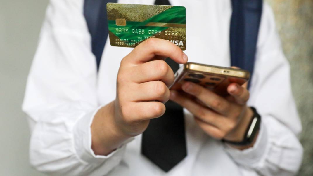 Ищут легкие цели: как обезопасить детей от интернет-мошенников