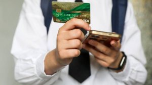 Ищут легкие цели: как обезопасить детей от интернет-мошенников